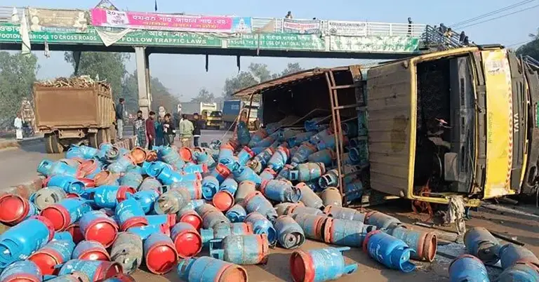 ট্রাক উল্টে রাস্তায় পড়ে যায় সিলিন্ডার